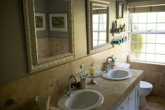 在家里浴室水槽上安装镜子