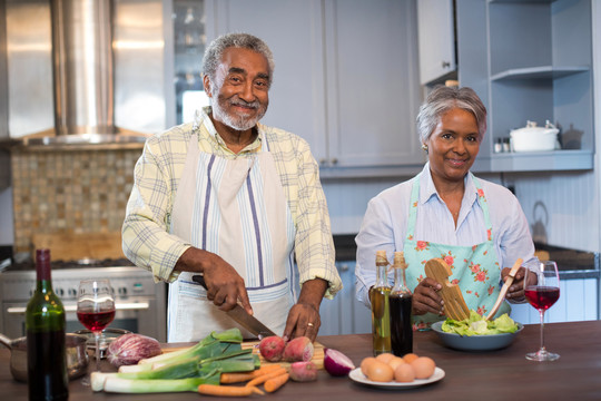 老年夫妇在家做饭的照片