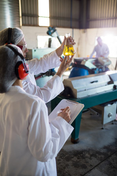 技术人员检查橄榄油
