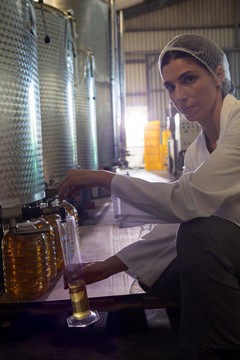 女技师检查橄榄油