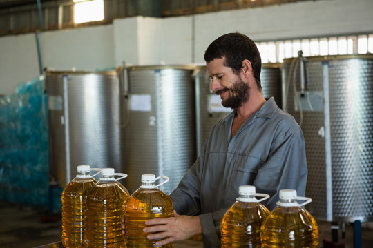工人在工厂检查一罐橄榄油