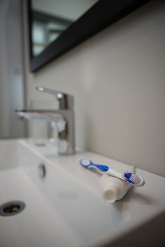 浴室牙膏管和牙刷的特写镜头