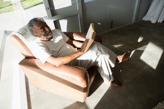 老人在家看书