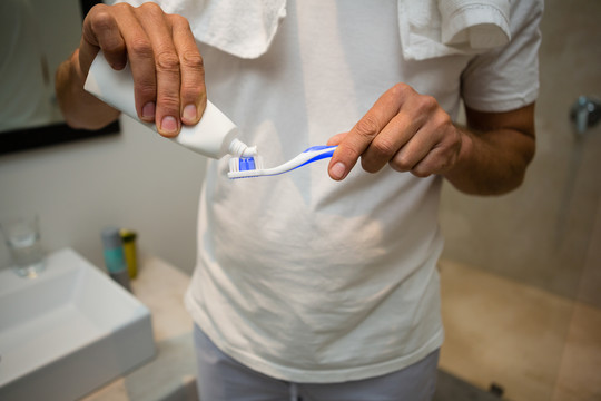 男卫生间牙刷涂牙膏中段