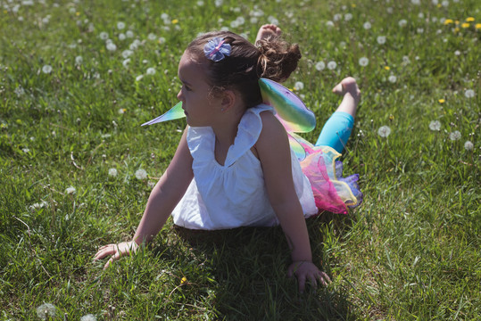 女孩躺在公园的草地上