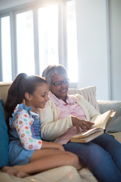奶奶和女儿在家客厅看书