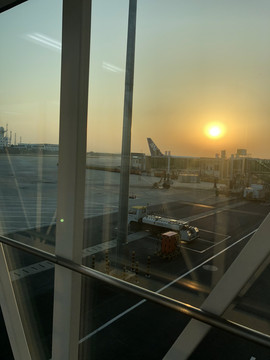 飞机场日落