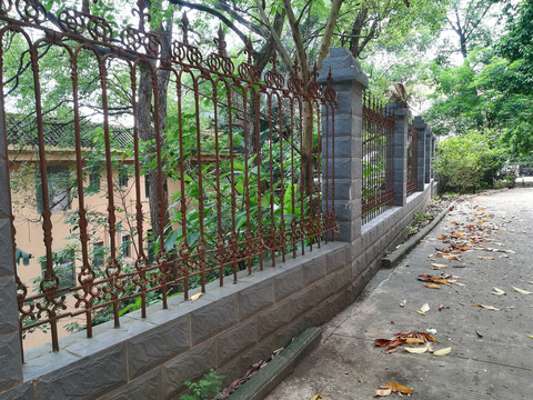 铁栏围墙