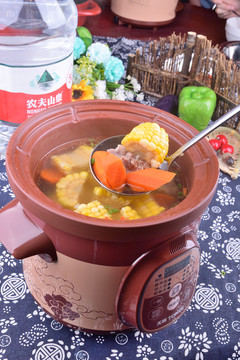 紫砂锅玉米排骨汤