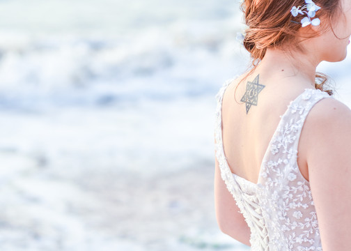 海边新娘背影