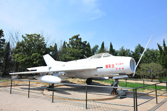 抗战纪念馆展出飞机