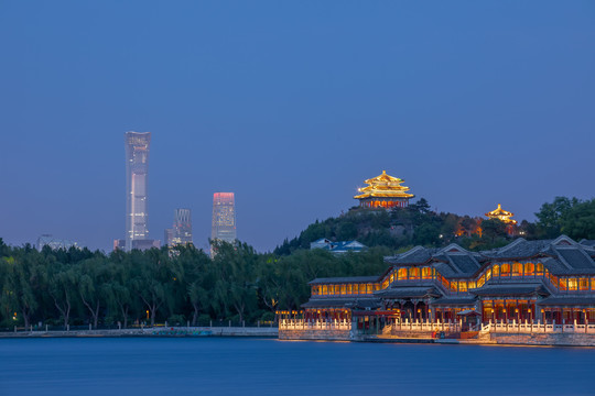 北京北海公园仰望景山与中国尊