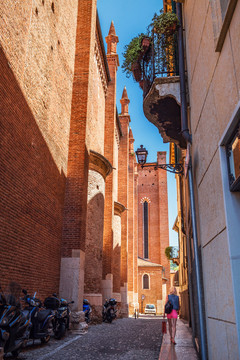 意大利维罗纳教堂巷子
