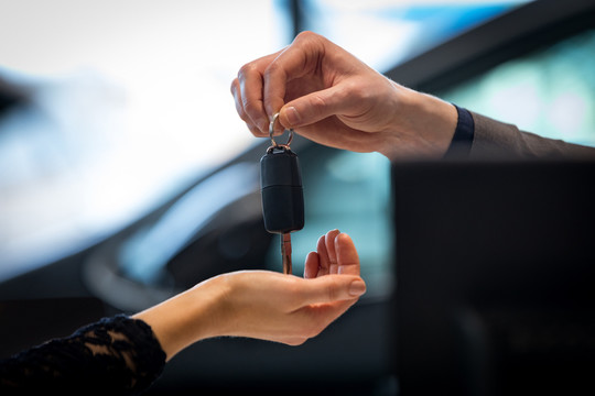 销售人员将车钥匙交给顾客