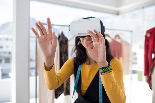 女性设计师使用虚拟现实耳机