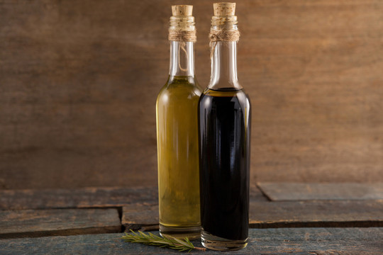 瓶子里橄榄油的特写镜头