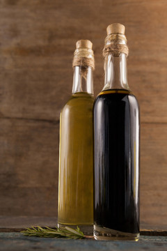 瓶子里橄榄油的特写镜头