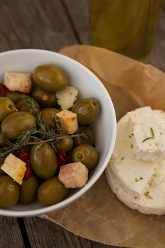 奶酪和橄榄的高角度视图