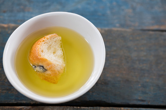 白碗橄榄油浸过的面包