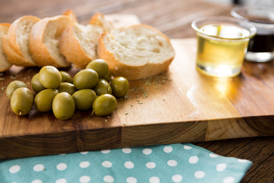 橄榄油和面包的特写镜头