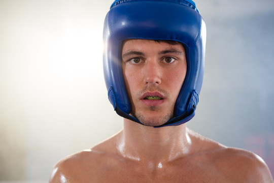 健身室戴蓝色帽子的男拳击手