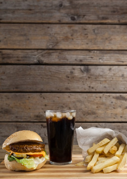 汉堡包特写薯条和冷饮