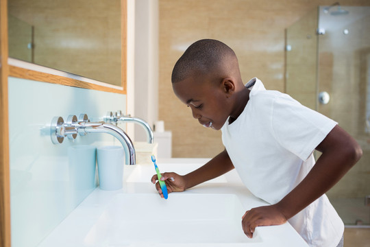 在浴室里刷牙的小男孩肖像