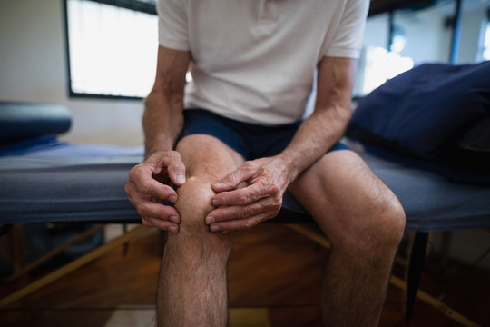 老年男性膝关节疼痛患者的中段