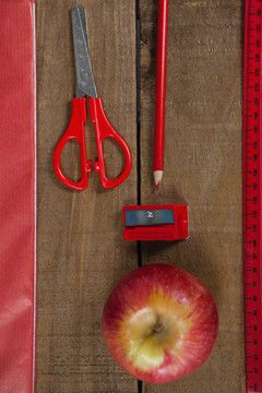 木桌上的苹果和学校用品