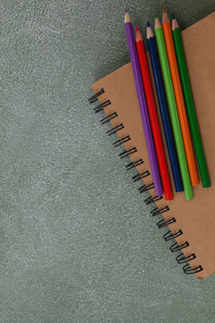 彩色铅笔和黑板上的书