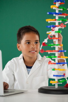 男生在实验室里实验分子模型