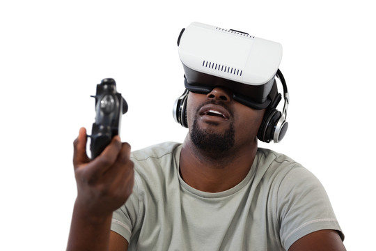 使用虚拟现实眼镜玩游戏的人