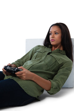 玩电子游戏的女人的肖像