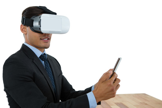 商人戴着虚拟现实眼镜用平板电脑