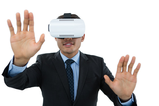 商人戴着虚拟现实眼镜做手势