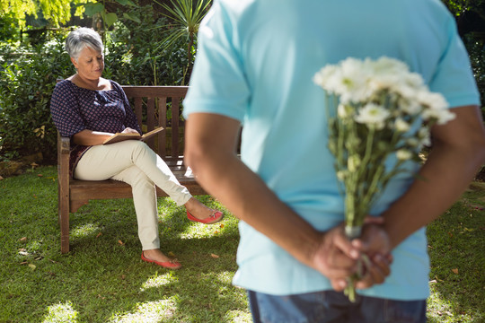 花园里浪漫的老夫妇