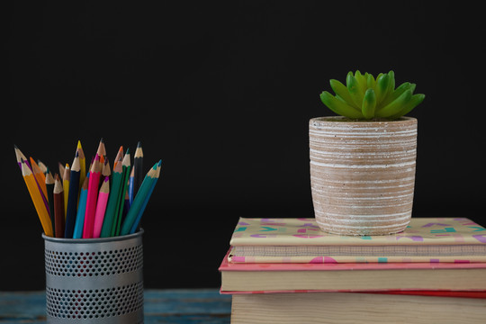 木桌上的彩色铅笔和书架