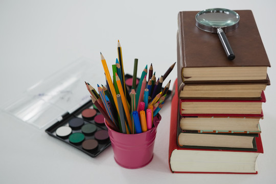 彩色铅笔和调色板和书架