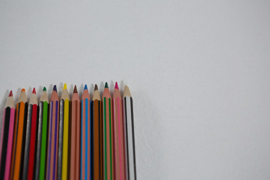白底彩色铅笔