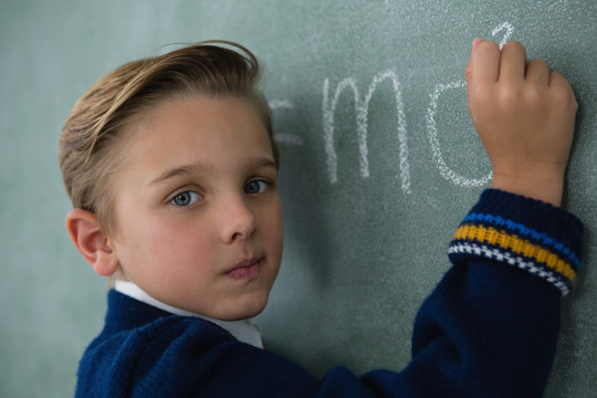 小学生在黑板上写数学公式
