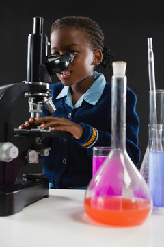 女学生在使用显微镜