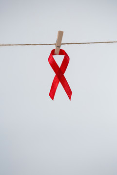 红色艾滋病意识丝带的特写镜头