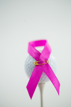 高尔夫球上粉色乳腺癌意识丝带