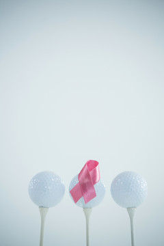 高尔夫球上的粉色乳腺癌丝带