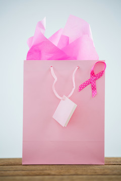 粉红购物袋和粉色丝带