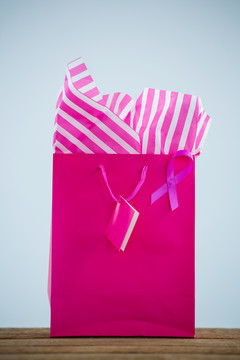 粉红购物袋和粉色丝带
