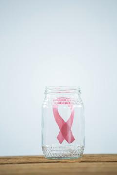 粉色丝带和玻璃罐