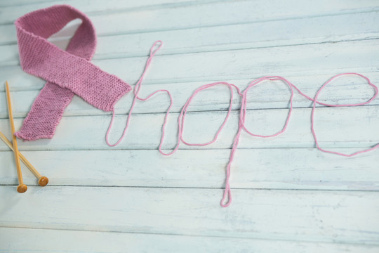 钩针粉色乳腺癌意识丝带的特写