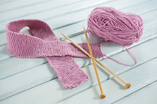 粉色羊毛钩针丝带的特写