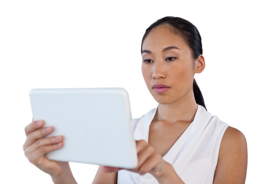 年轻女商人使用平板电脑